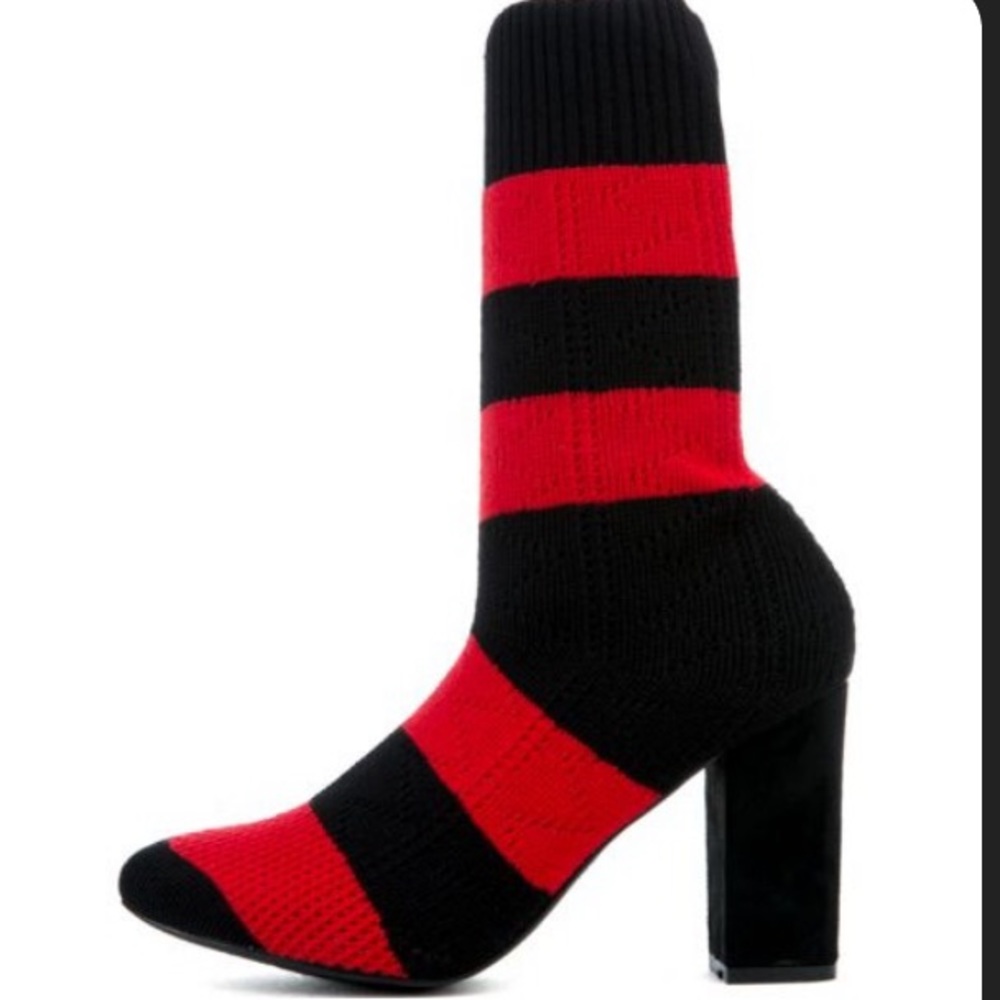 CAPE ROBBIN Red/Black Booties